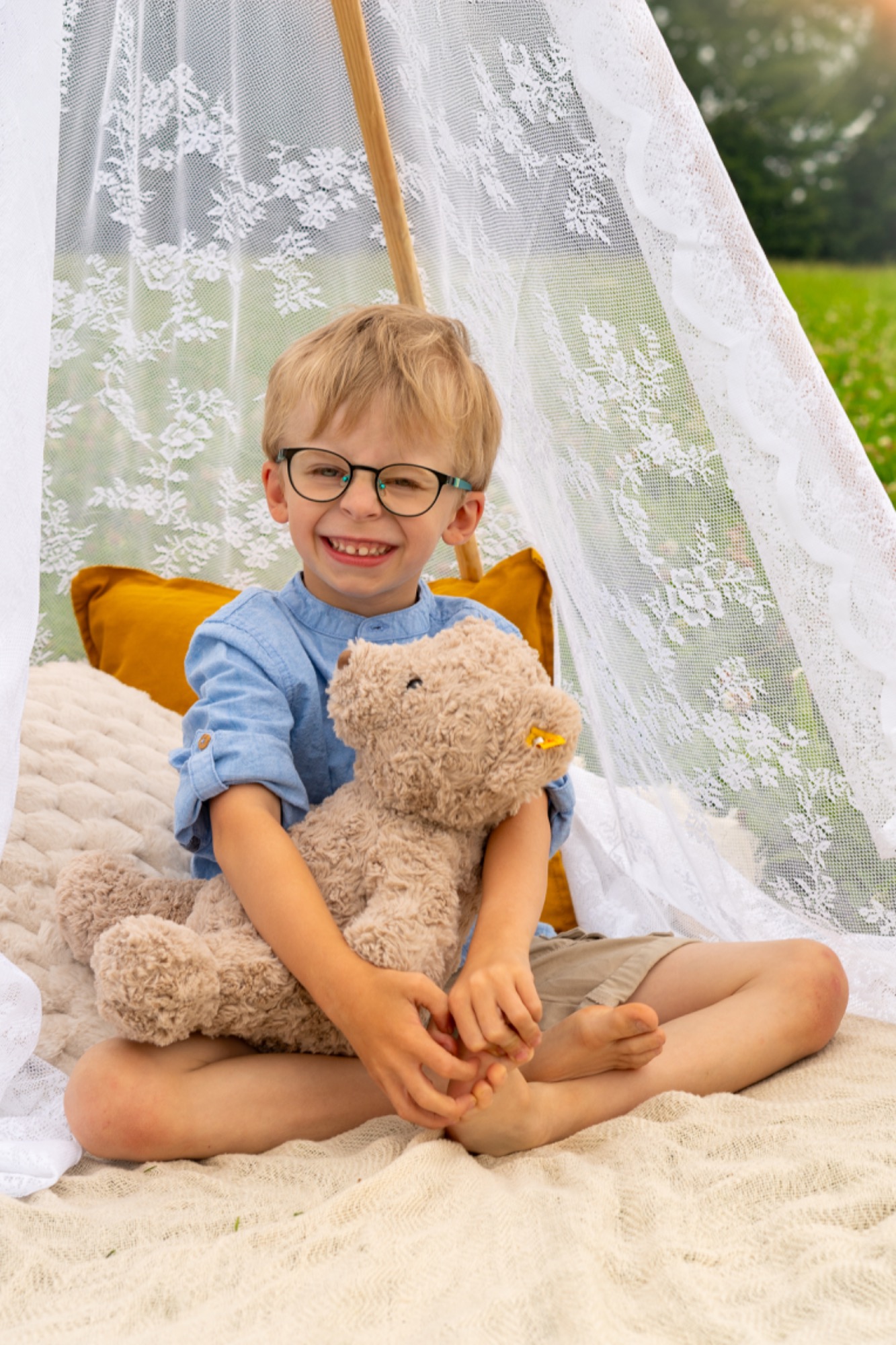 Kind in Tipi auf Wiese, Kinderfotografie Fotografie Allgäu, Caro's Fotostüble Allgäu