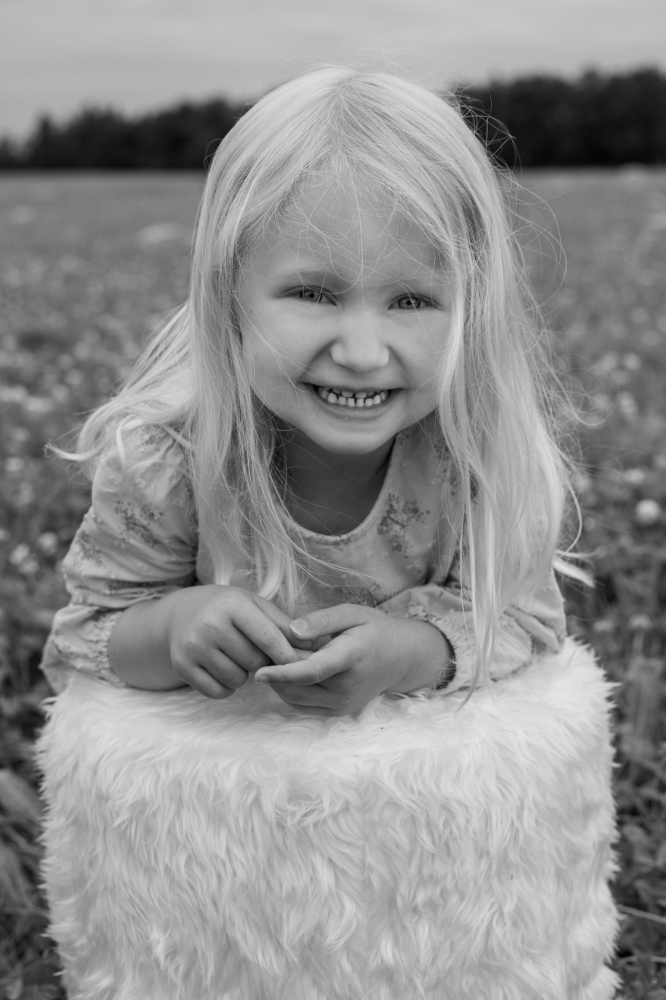 Kind Mädchen auf Wiese Fotografie Allgäu, Caro's Fotostüble Allgäu