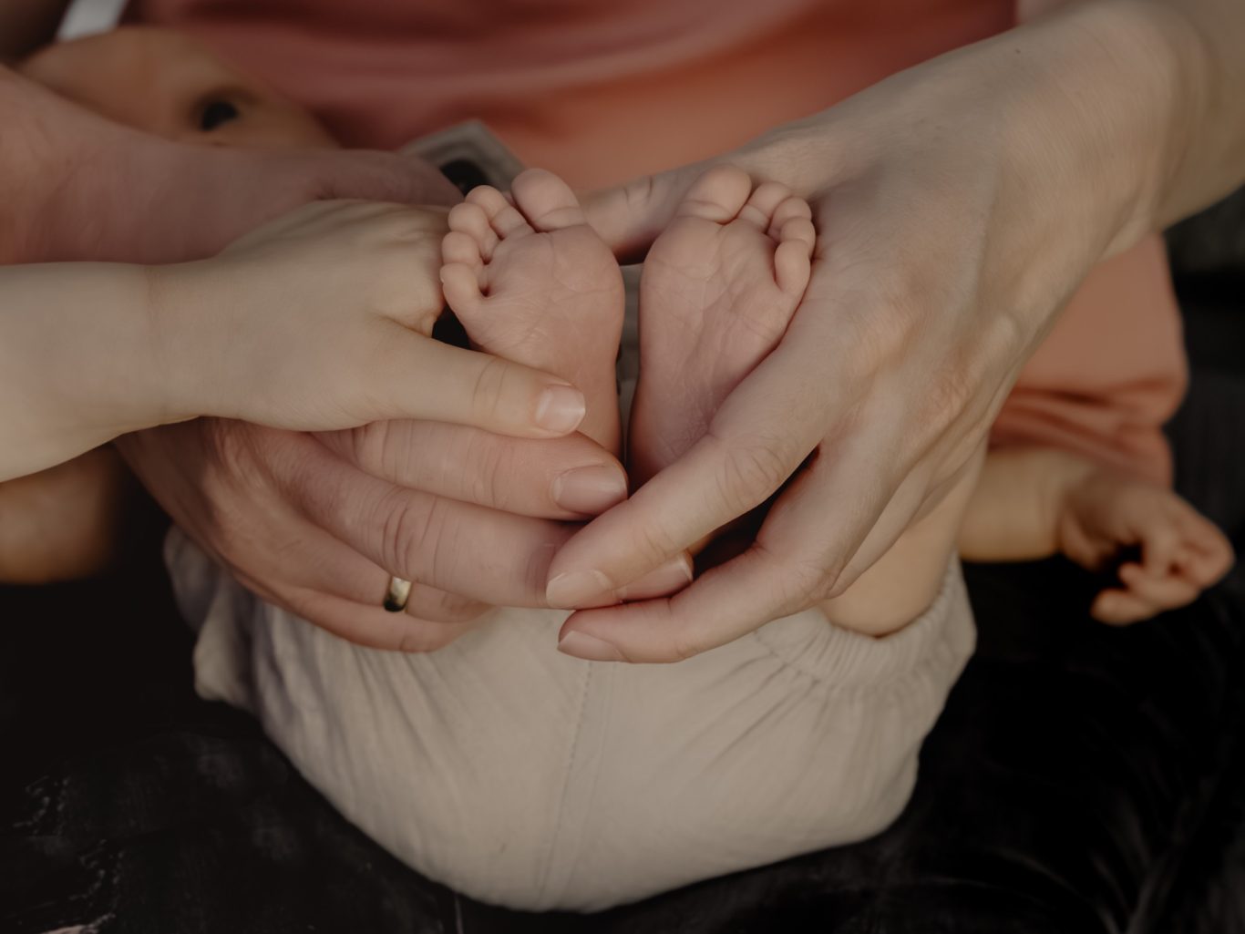 Babyfüße Familie Hände, Verbundenheit, Detail Fotografie Allgäu, Caro's Fotostüble Allgäu