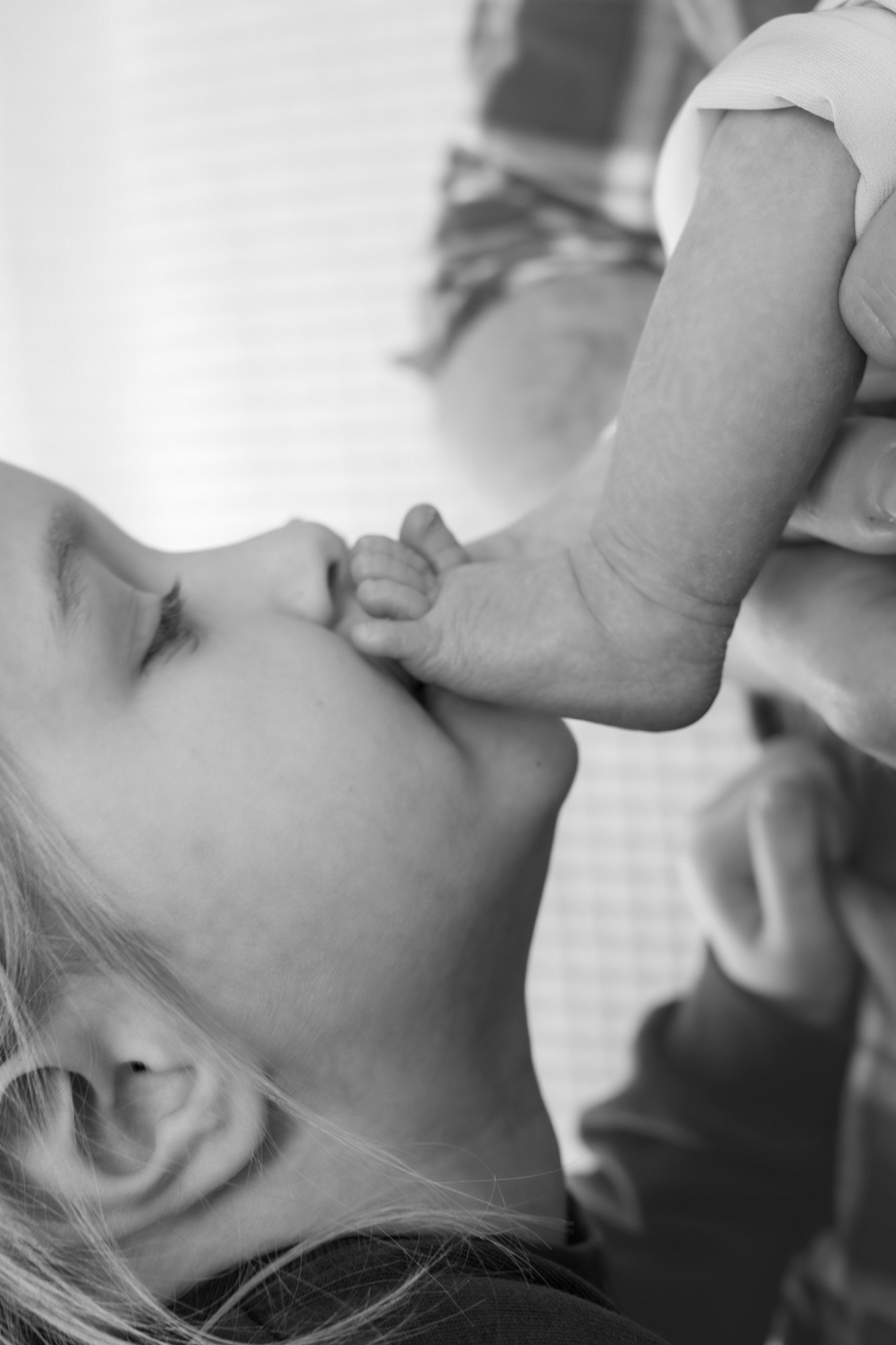 Kind küsst Babyfuß Detail Fotografie Allgäu, Caro's Fotostüble Allgäu