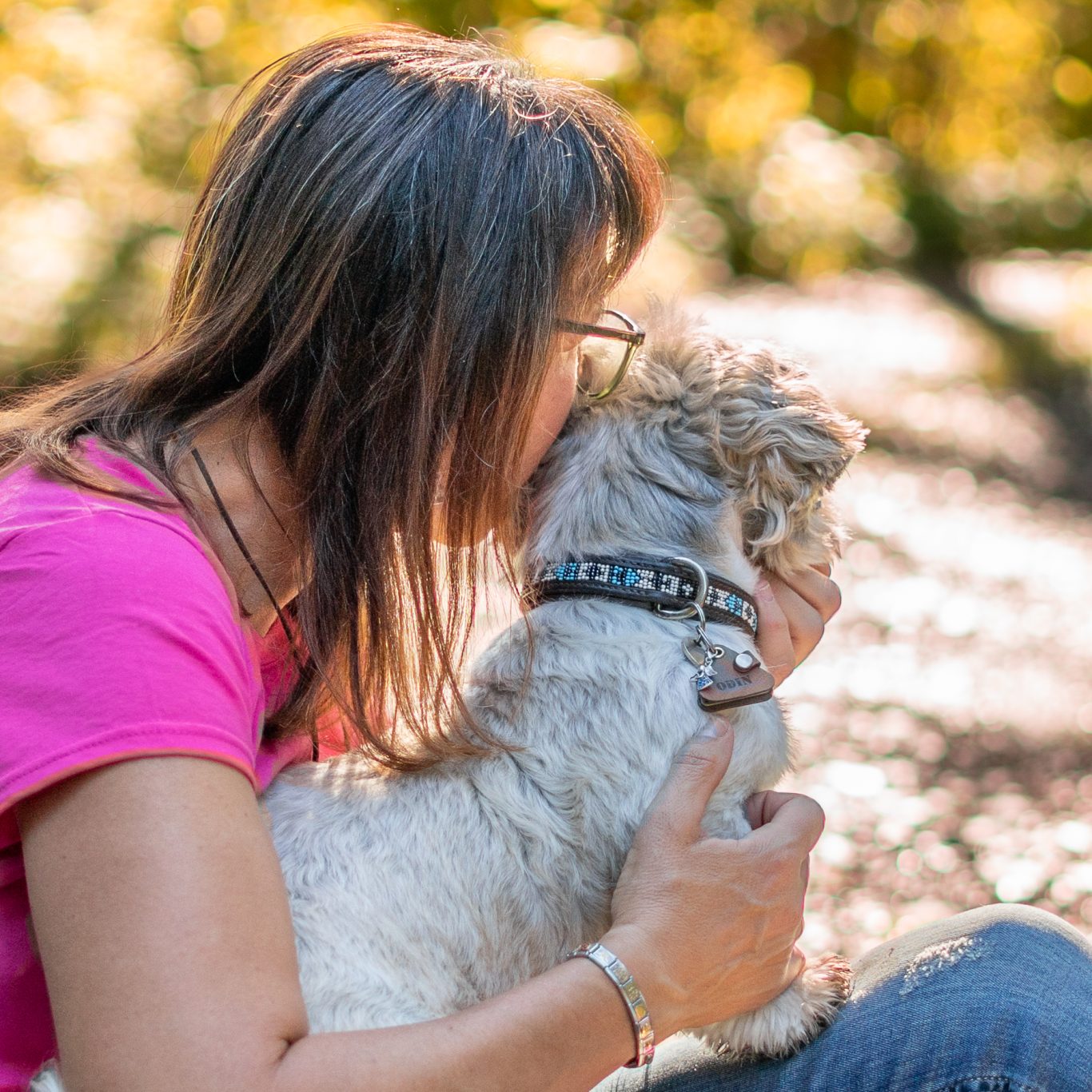 Frau küsst ihren Hund - Hundeliebe Fotografie Allgäu, Caro's Fotostüble Allgäu