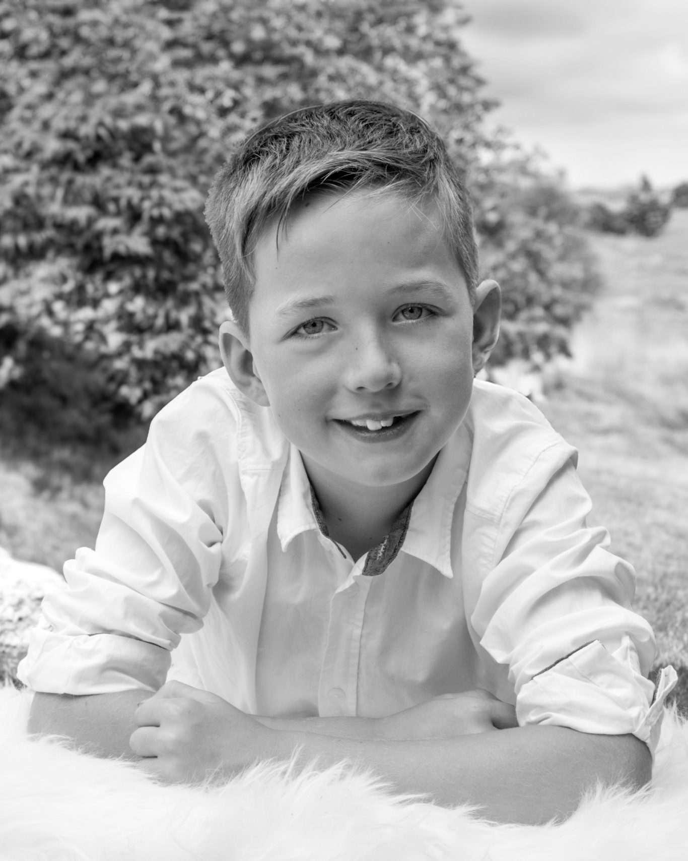 Portrait Kind auf Hocker auf Wiese Fotografie Allgäu, Caro's Fotostüble Allgäu