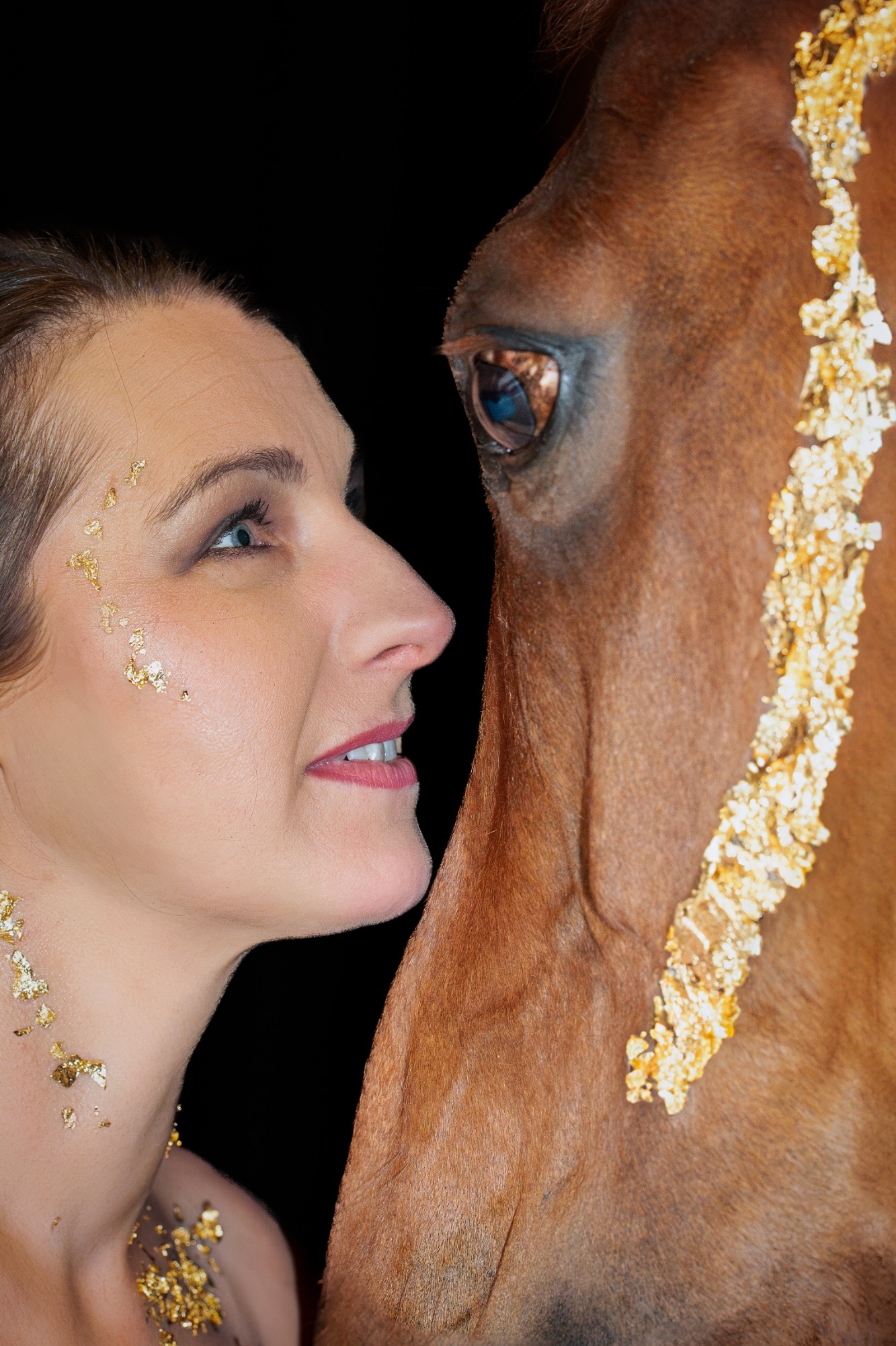 Pferd mit Mensch mit Blattgold vor schwarzem Hintergrund Fotografie Allgäu, Caro's Fotostüble Allgäu
